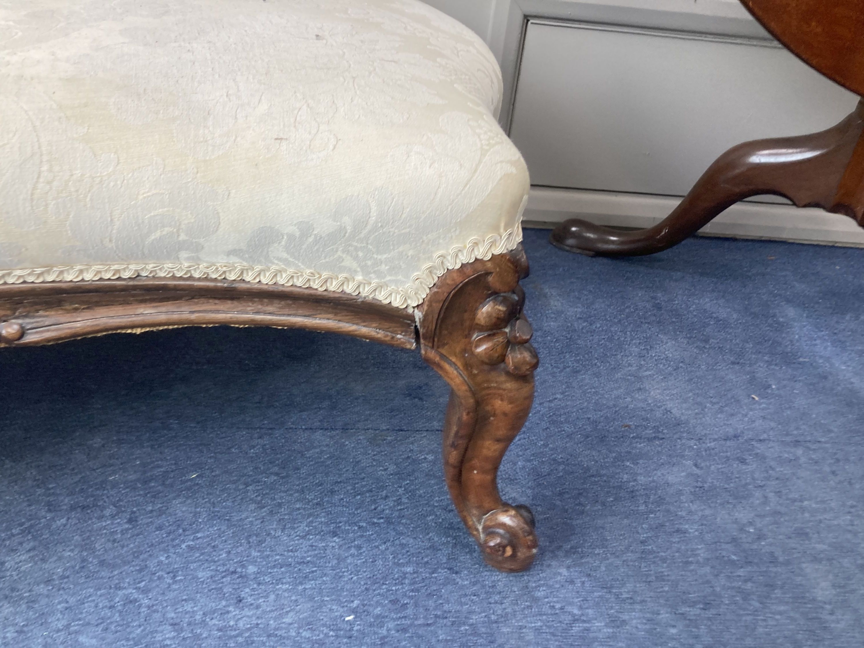 A Victorian carved rosewood chaise longue with button shaped back and serpentine seat raised on cabriole carved legs, length 160cm, dep
